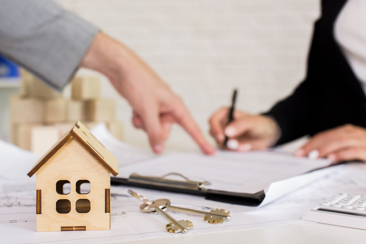 Abogados pactando por derecho inmobiliario