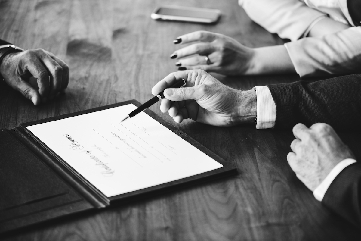 Abogado de divorcios en Valencia Abogado asesorando a una pareja sobre un proceso de divorcio